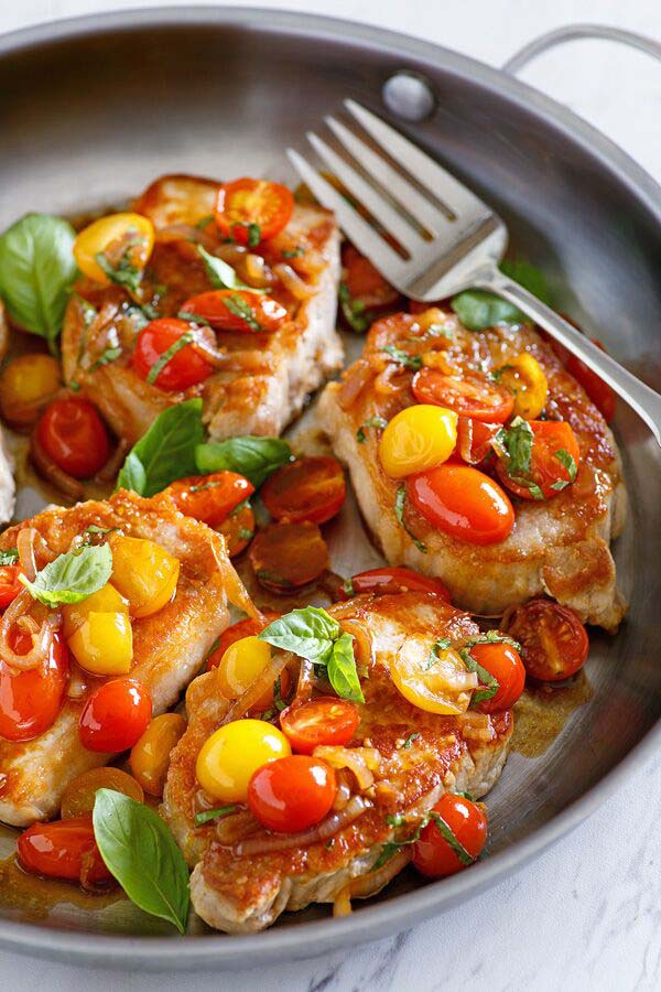 Easy and quick sauteed pork cutlet with tomatoes and garlic.