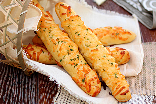 Easy and quick Chinese style cheese breadsticks recipe.