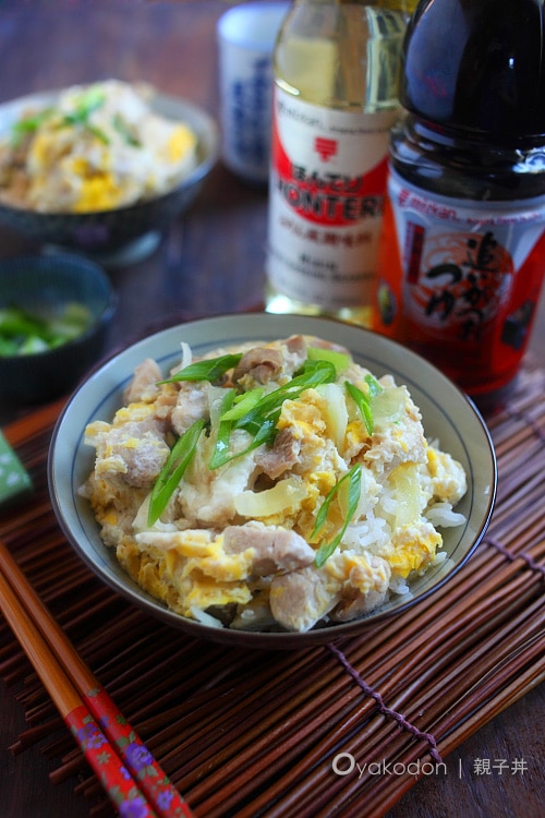 One-pot Japanese chicken and eggs rice, topped with onions.
