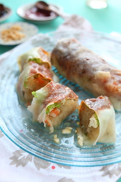 Easy Fujianese/Teochew-style fresh spring roll made with lettuce leaves, grated jicama, bean curd, and Asian sauces.