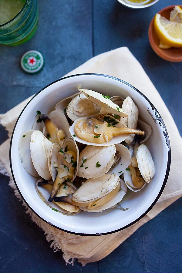 Easy and quick garlic butter steamers clams with easy ingredients.