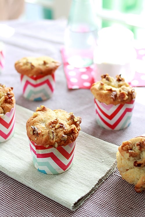 Easy and healthy muffins made with banana and cream cheese topped with walnuts.