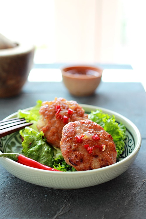 Easy and healthy homemade chicken sausage lettuce wraps served in a plate.