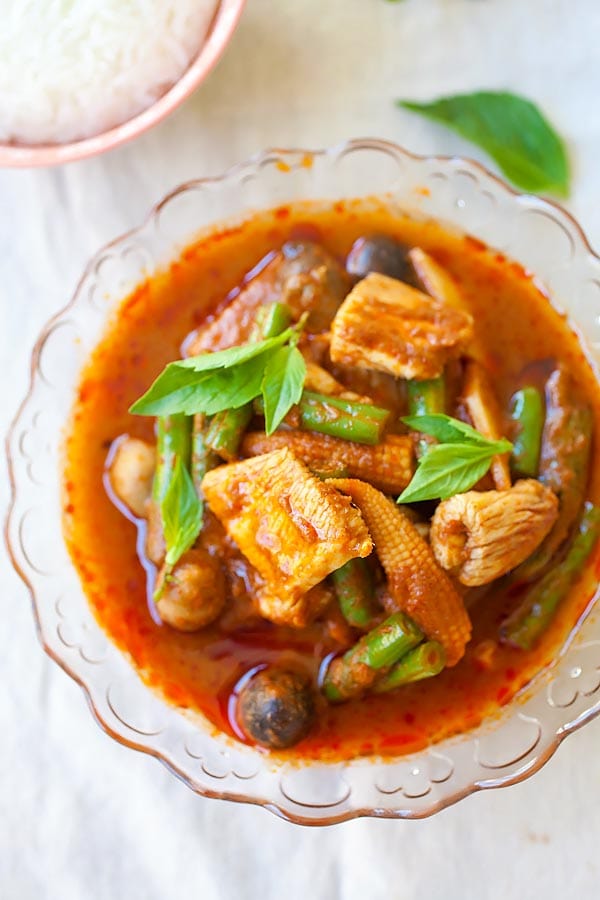 Easy and quick Thai jungle curry made with chicken and vegetables, and without coconut milk.