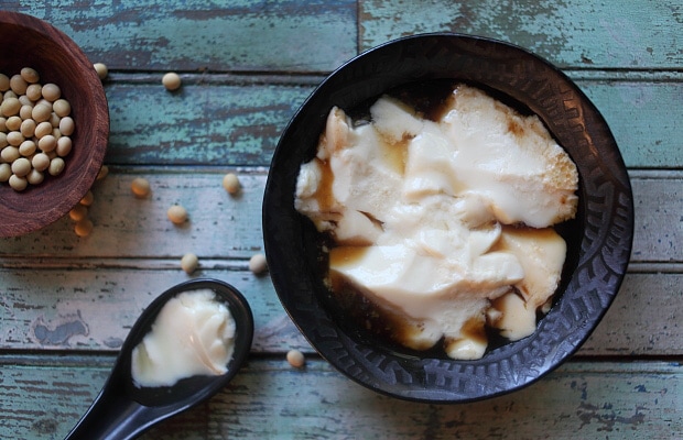 Widok z góry na dół chińskiego puddingu z tofu.