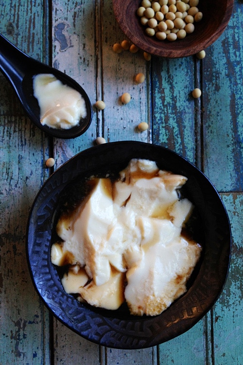 Pudding di tofu con sciroppo dolce in una ciotola.