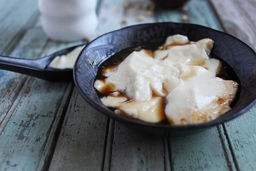 Süßer Tofu-Pudding oder Doufu Hua (豆腐花)