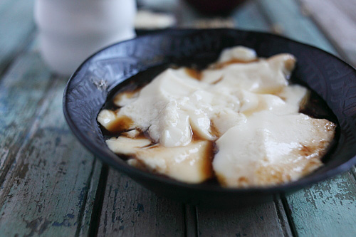 Postre chino casero y saludable doufu hua (tofu hua o taufu fa) con jarabe de azúcar.