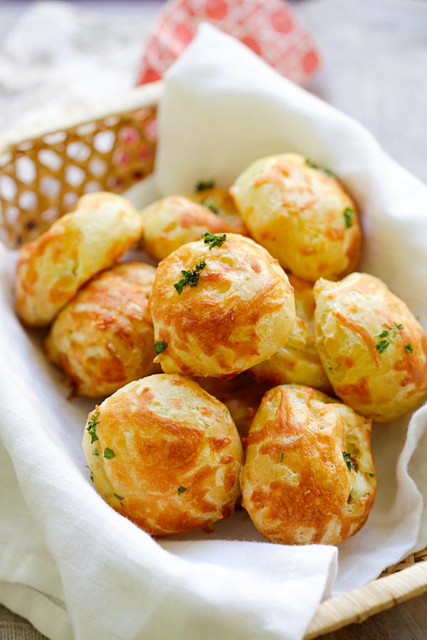Cheese puffs made with Parmesan cheese and mozzarella cheese, ready to be eaten.