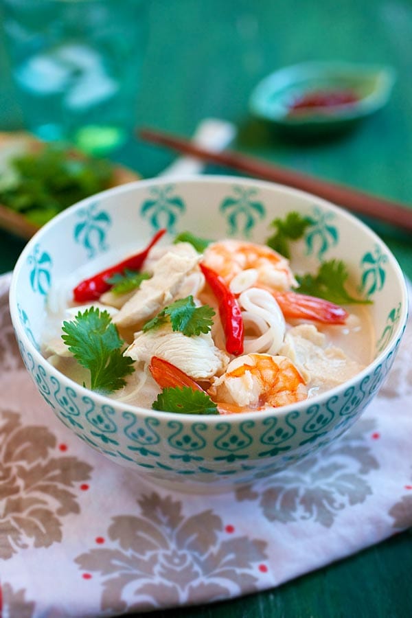  Sopa casera de pollo con limón y coco tailandesa fácil y rápida con fideos servidos en un tazón.