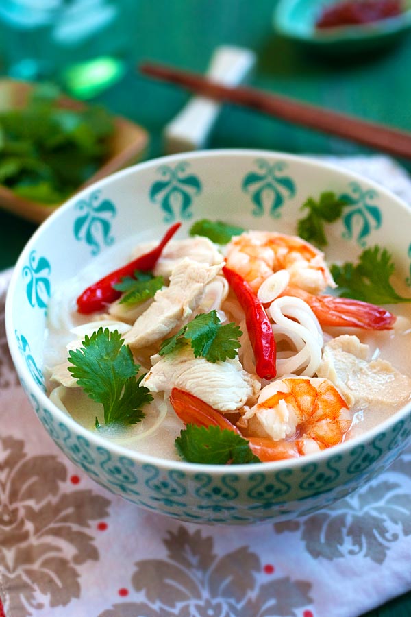 gemakkelijk zelfgemaakte tom kha gai soepnoedels met garnalen.