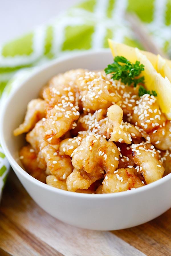 Easy, crispy and the best Chinese lemon chicken with a simple lemon chicken sauce, garnished with sesame seeds.