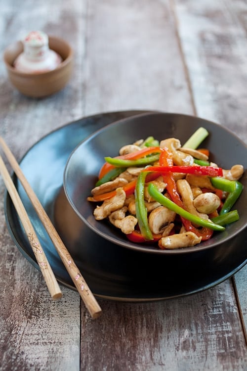 Easy and quick Chinese stir fry bell peppers chicken in Chinese brown sauce.