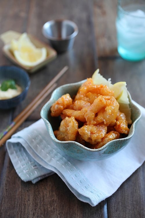 Easy Japanese stir fry shrimp coated with rich creamy sriracha mayo sauce served in a bowl.