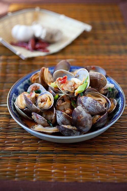 Chili Clams Recipe – The briny and sweet flavours of clams pair perfectly with the spicy chilli and bean sauce in this chili clams recipe. | rasamalaysia.com