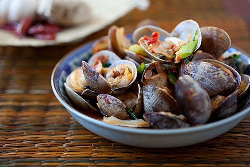 Easy and delicious stir fry Asian style clams with chili served in a plate.