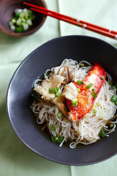 Easy and delicious Japanese noodles with mushroom and lobster.