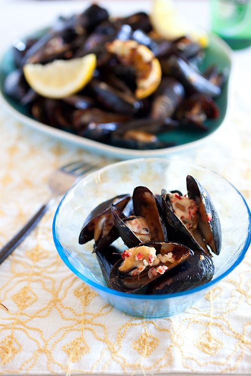 Lemongrass & Coconut Cream Grilled Mussels – My recipe is quick and easy, and I love pairing these Lemongrass and Coconut Cream Grilled Mussels with cold beer as they are absolutely delightful and addictive. | rasamalaysia.com