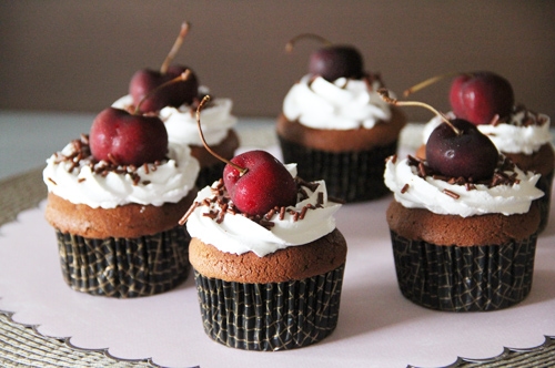 Makkelijk en snel zelfgemaakte mini chocolade Schwarzwälder gateau.