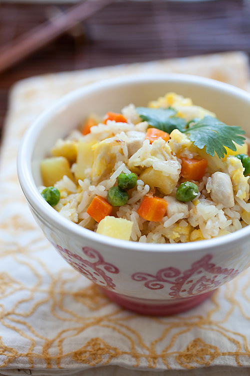  Arroz frito con piña y pollo tailandés casero saludable, servido en un tazón.