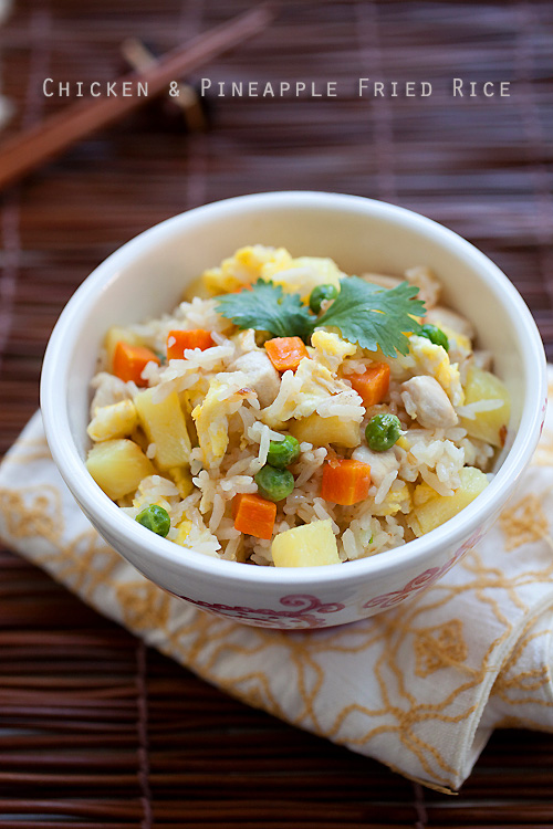  Facile e delizioso pollo asiatico e ananas ricetta riso fritto servito in una ciotola.