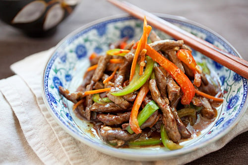 Easy and quick Mongolian beef stir fry in Chinese szechuan brown sauce, ready to serve.