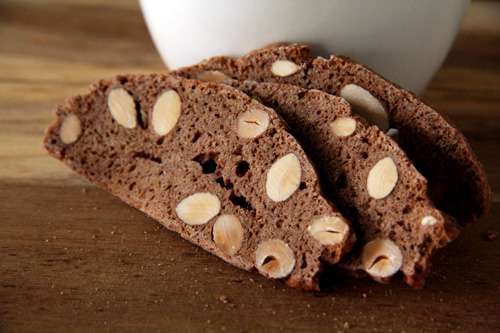 Easy homemade biscotti with almond nuts.