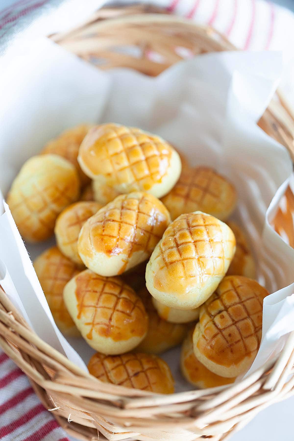 Easy recipe of pineapple tarts.