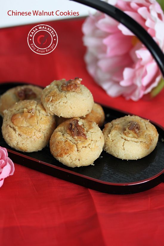 Walnut cookies or 'Hup Toh Soh' is a Chinese cookie made of walnut which is crispy & crumbly. Easy walnut cookies recipe, great for Chinese New Year! | rasamalaysia.com