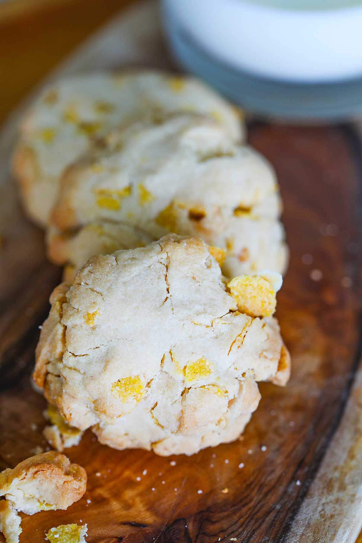 Peanut and cornflake cookies.