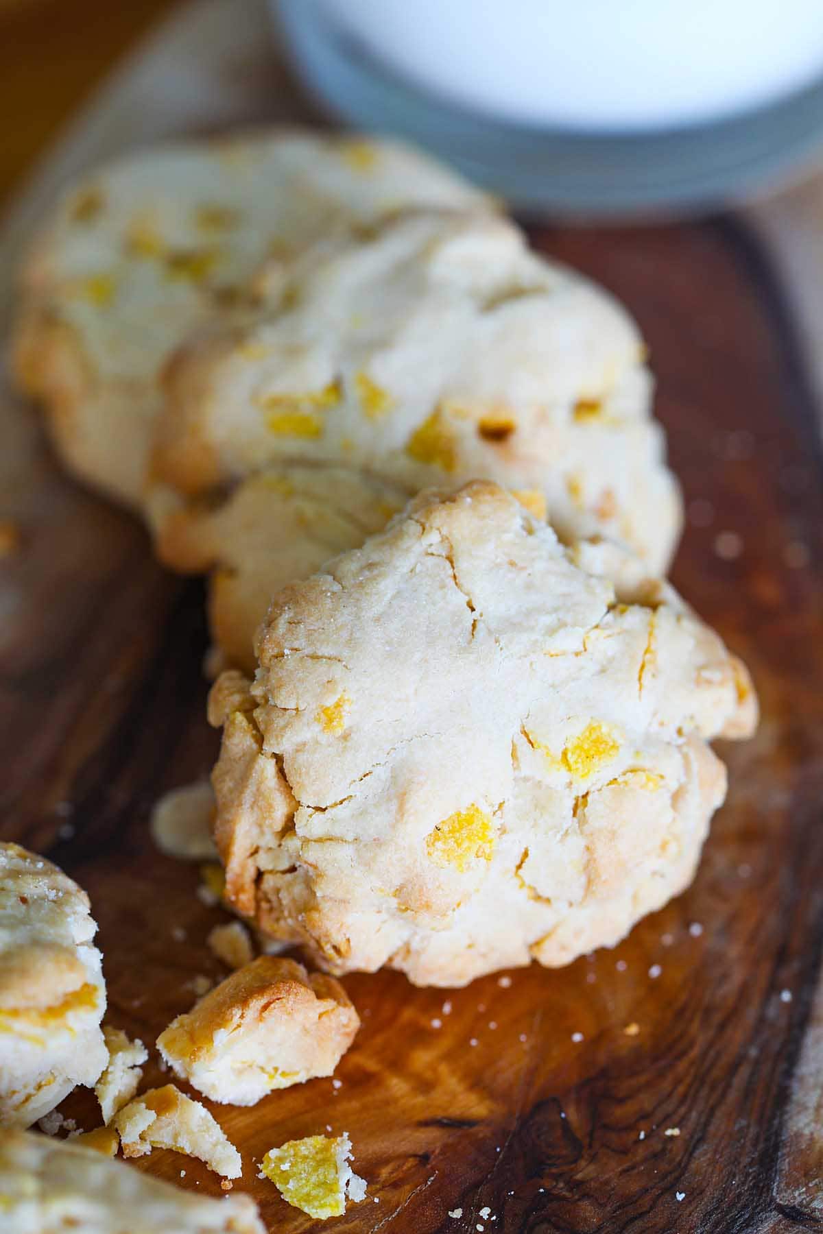 Easy homemade peanut and cornflake cookies recipe.