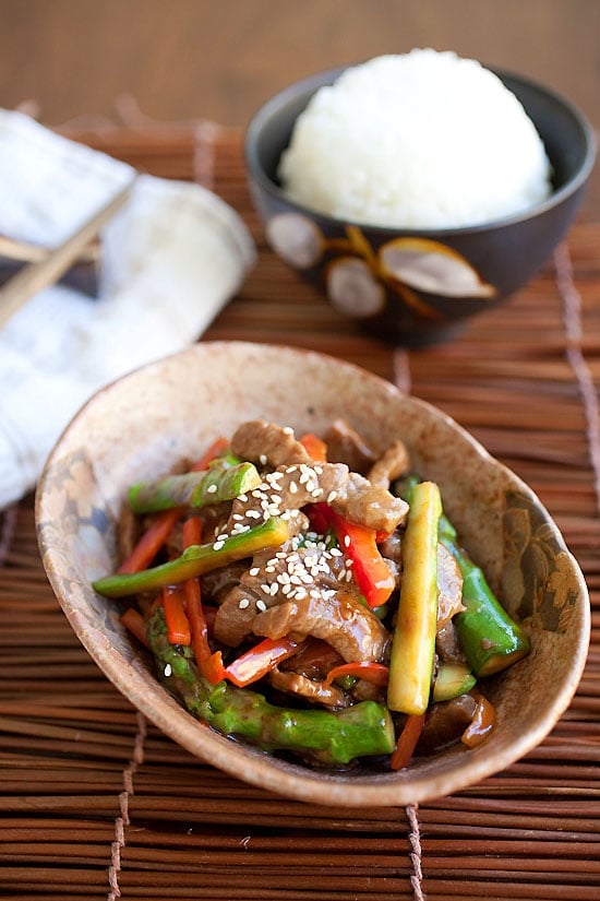 Asparagus beef is a Chinese recipe made with asparagus and beef in yummy brown sauce.