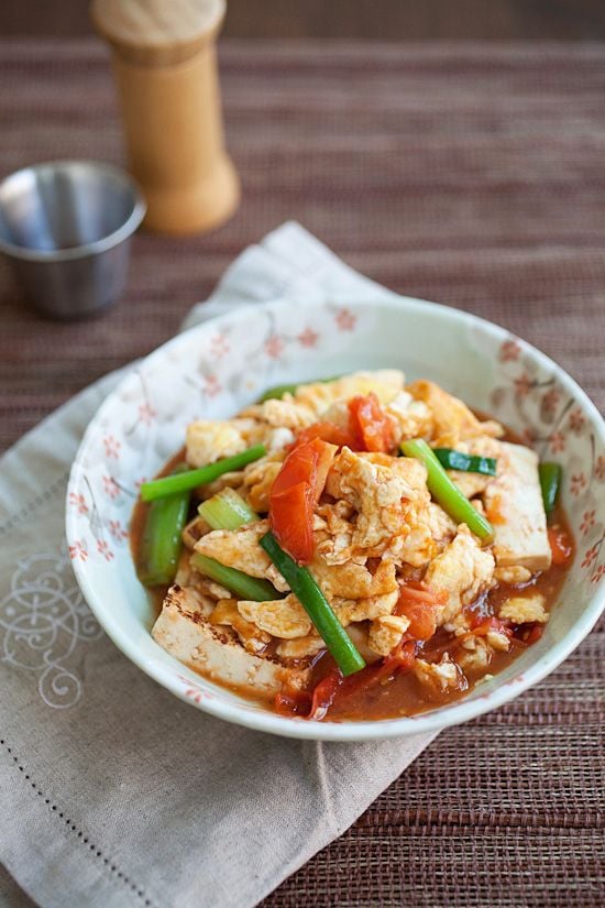 Tomato and tofu eggs is an easy Chinese recipe to make at home, with tomato and tofu as key ingredients. Easy tomato and tofu eggs recipe. | rasamalaysia.com