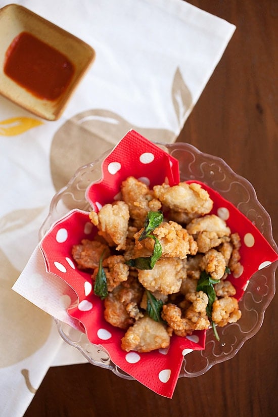 Pollo marinado frito crujiente con hojas de albahaca.