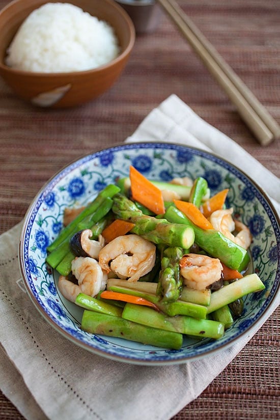 Asparagus with shrimp stir-fry in a plate.