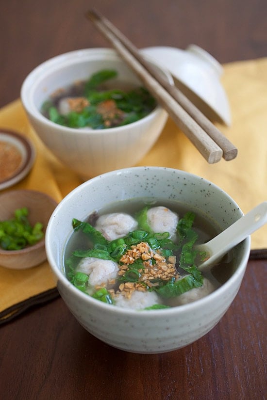hvordan man laver kinesisk fisk bolde suppe.
