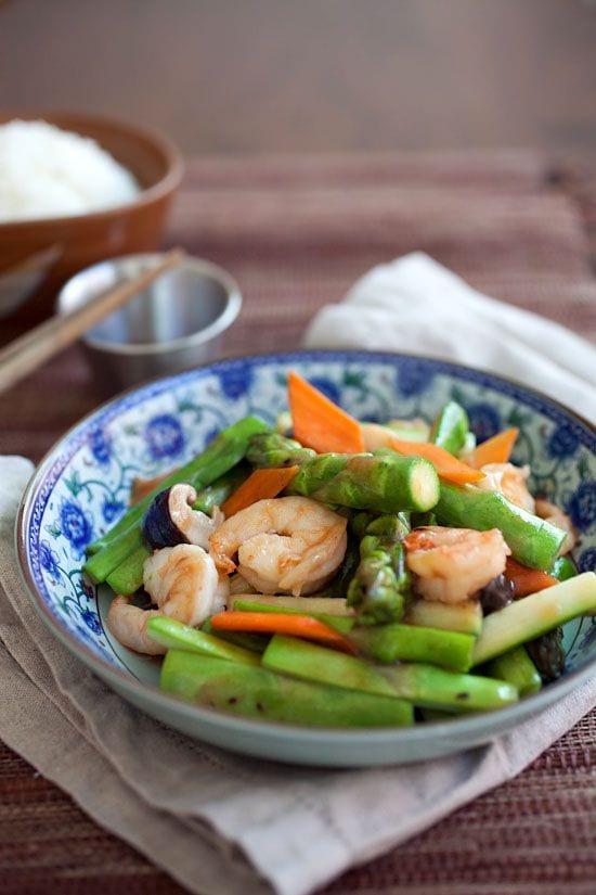 Asparagus with shrimp stir-fry. Easy and healthy Chinese asparagus dish with brown sauce. Make it in less than 30 minutes. | rasamalaysia.com