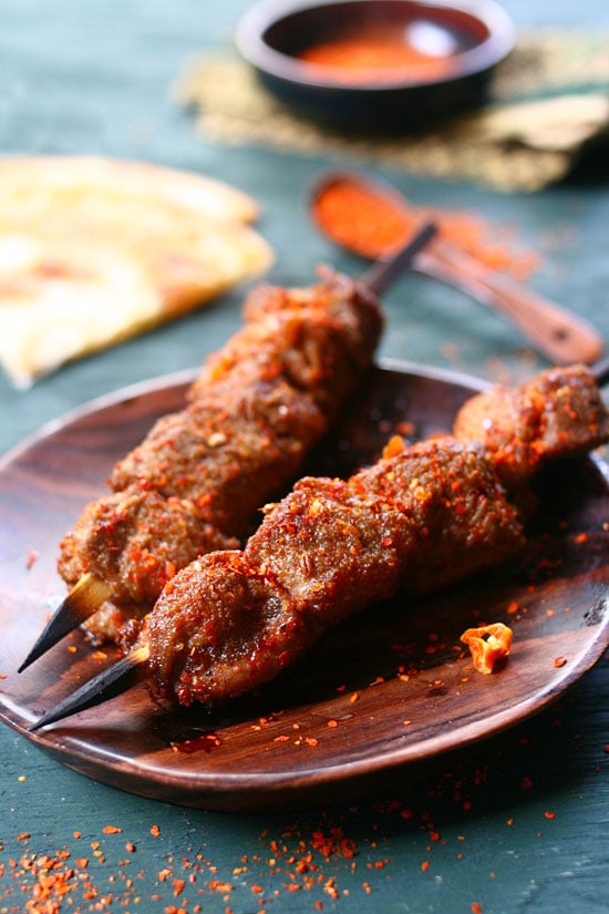 Deliziosi spiedini di agnello marinati con cumino e peperoncino.