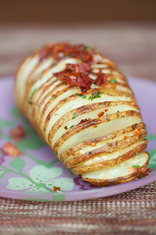 Easy and tasty hasselback potatoes gratin.