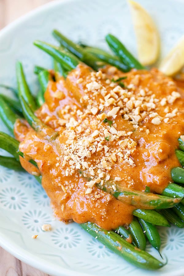Green beans with peanut sauce recipe ready to serve.