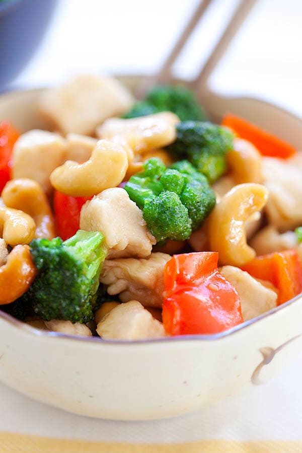 Easy stir fry cashew nuts chicken with honey sauce in a bowl.