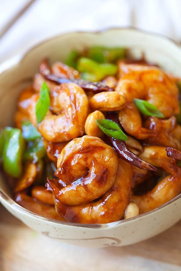 Imagen de Gambas Kung Pao con salsa Kung Pao en un bol chino.