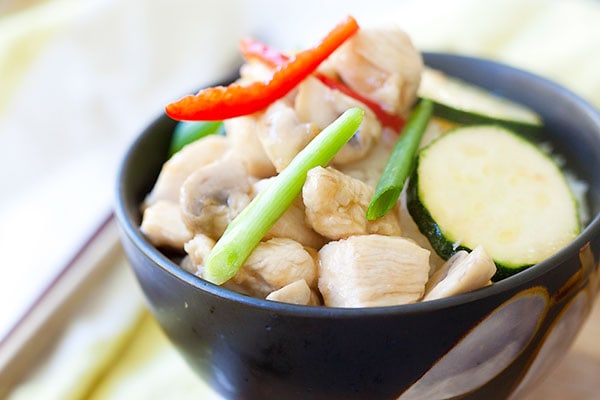 stir-fry Chinese brown sauce mushroom chicken in a bowl.