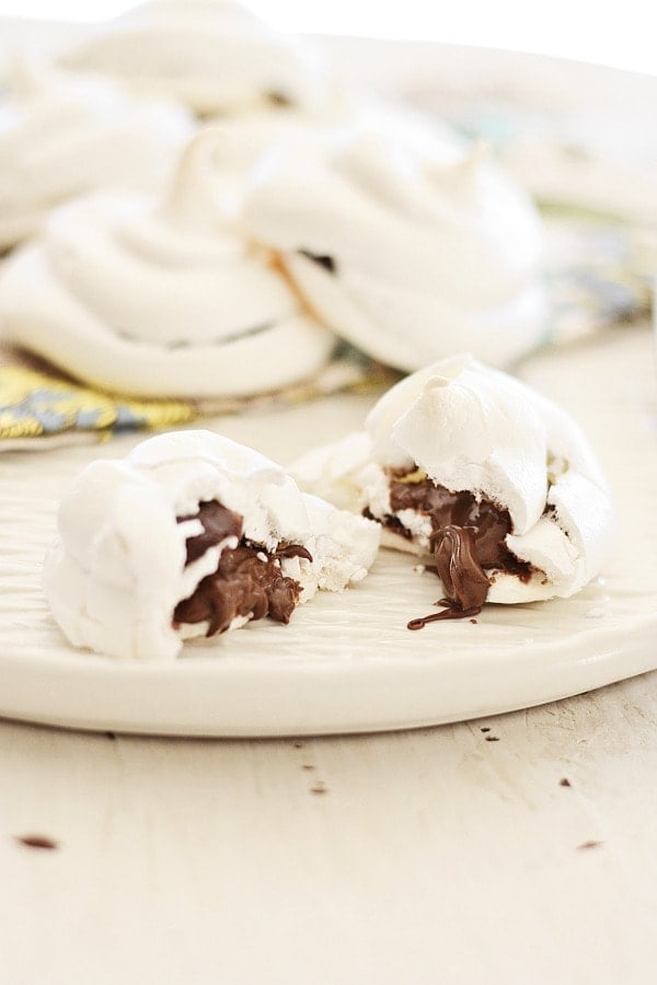 Easy and quick homemade meringue with melted Nutella fillings.