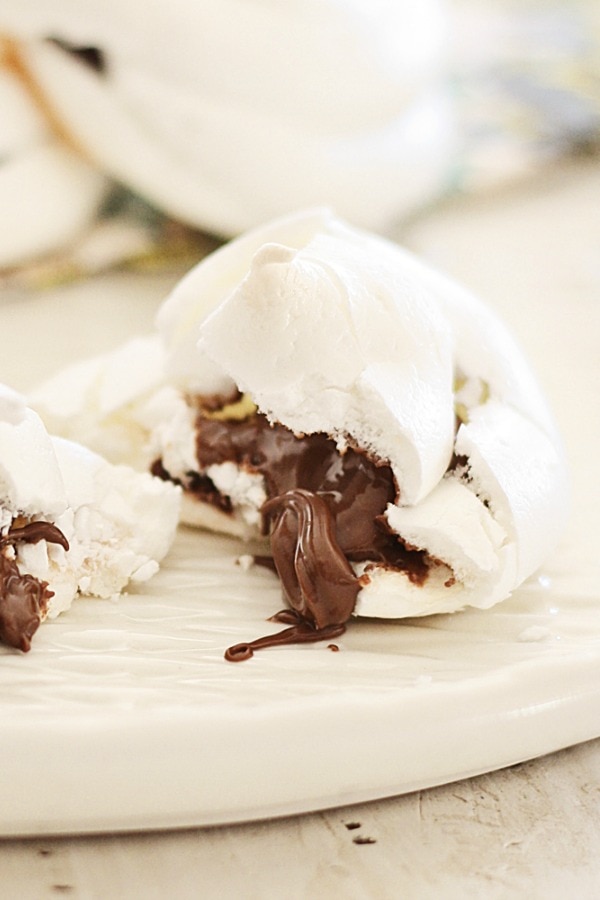 Light and sweet Nutella Meringue ready to serve.