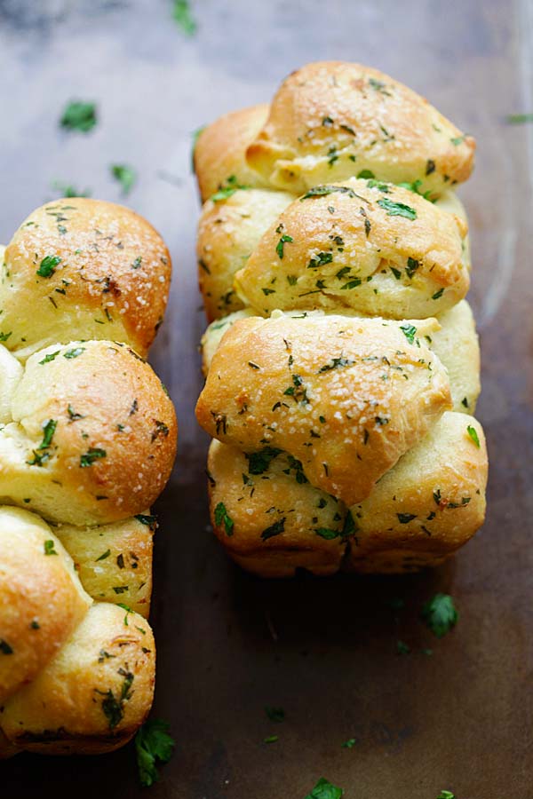 Easy and delicious pull apart garlic bread loafs.