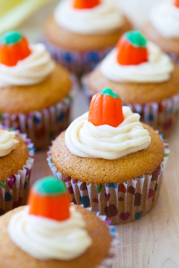 Easy fall pumpkin cupcakes with cream cheese fillings.