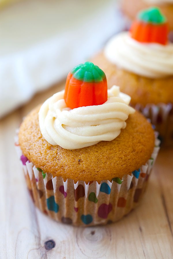 Easy and quick homemade pumpkin cupcakes with cream cheese frostings.