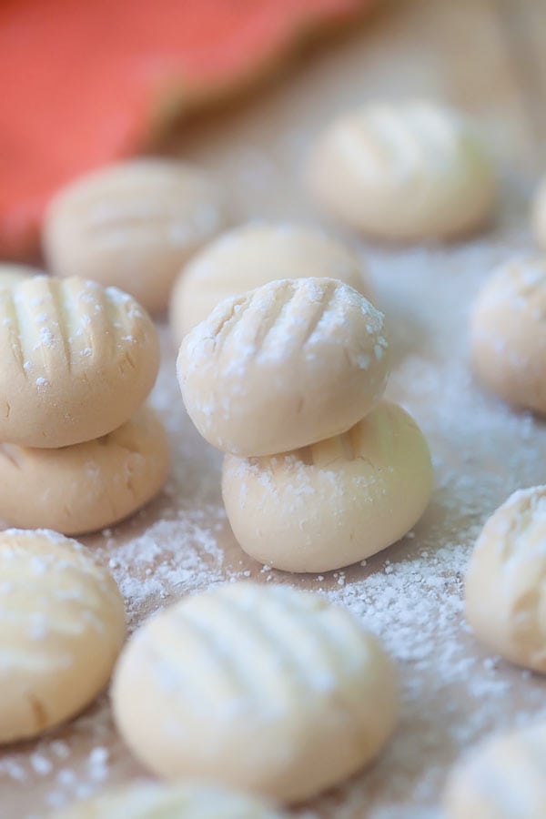 Easy and quick homemade melting moments cookies.