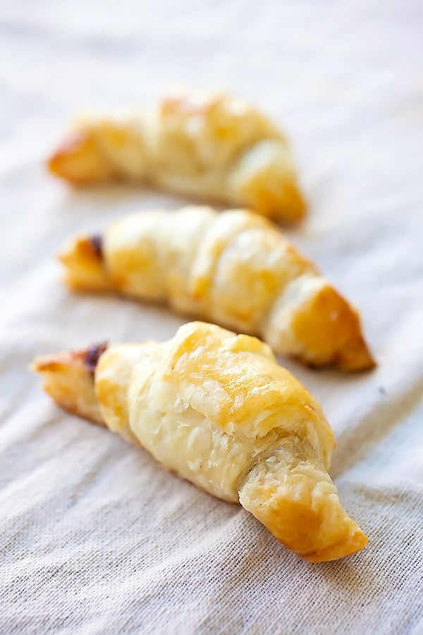 Easy and quick homemade 3-ingredient recipe made with rich, creamy Nutella in flaky and buttery croissants.
